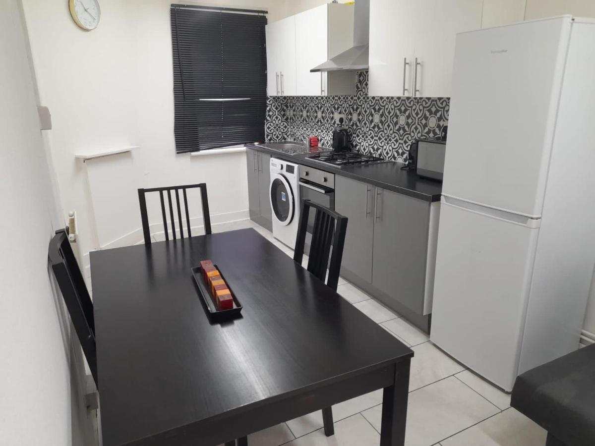 Two Bedroom Close To Central Apartment London