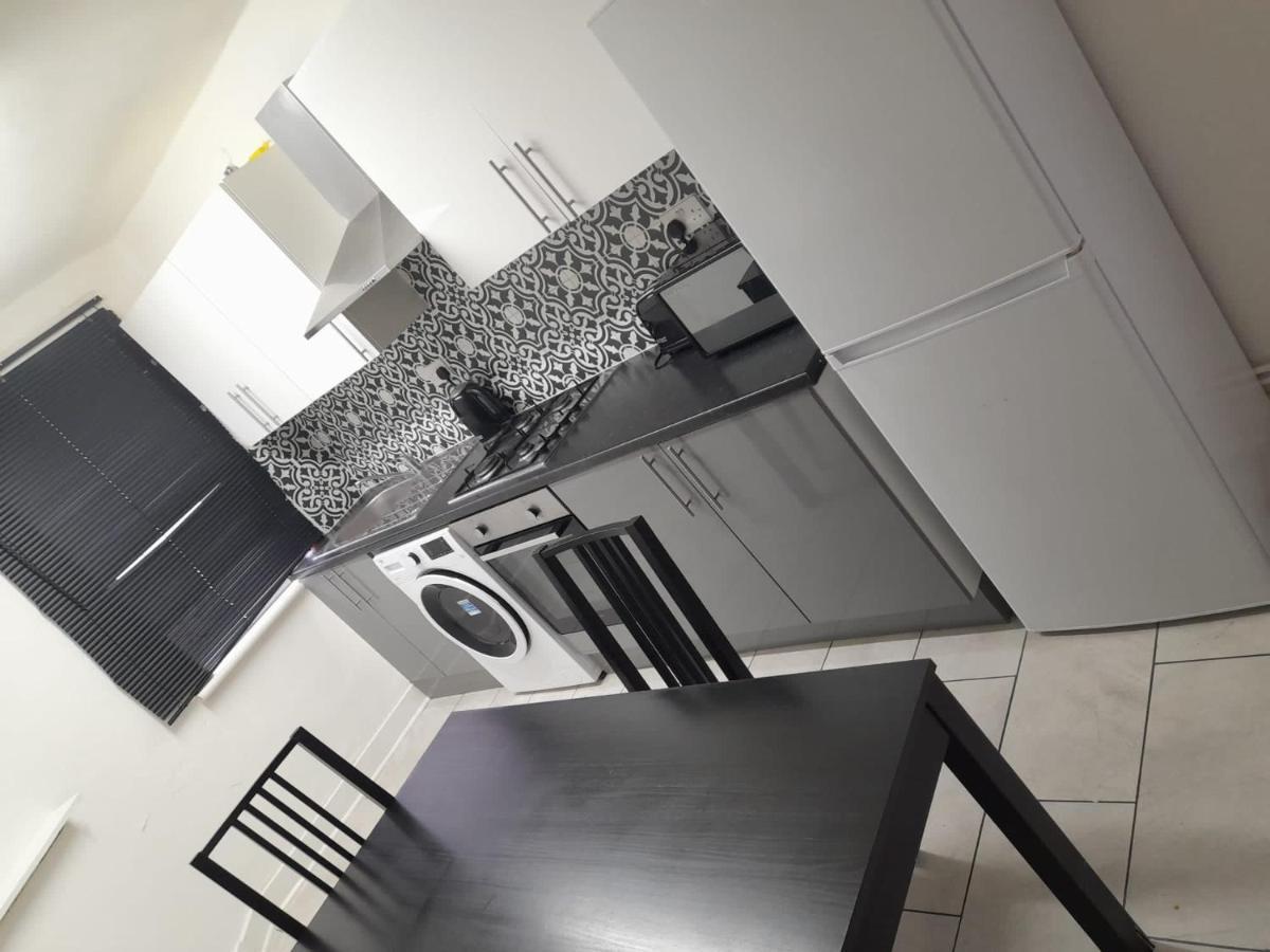 Two Bedroom Close To Central Apartment *