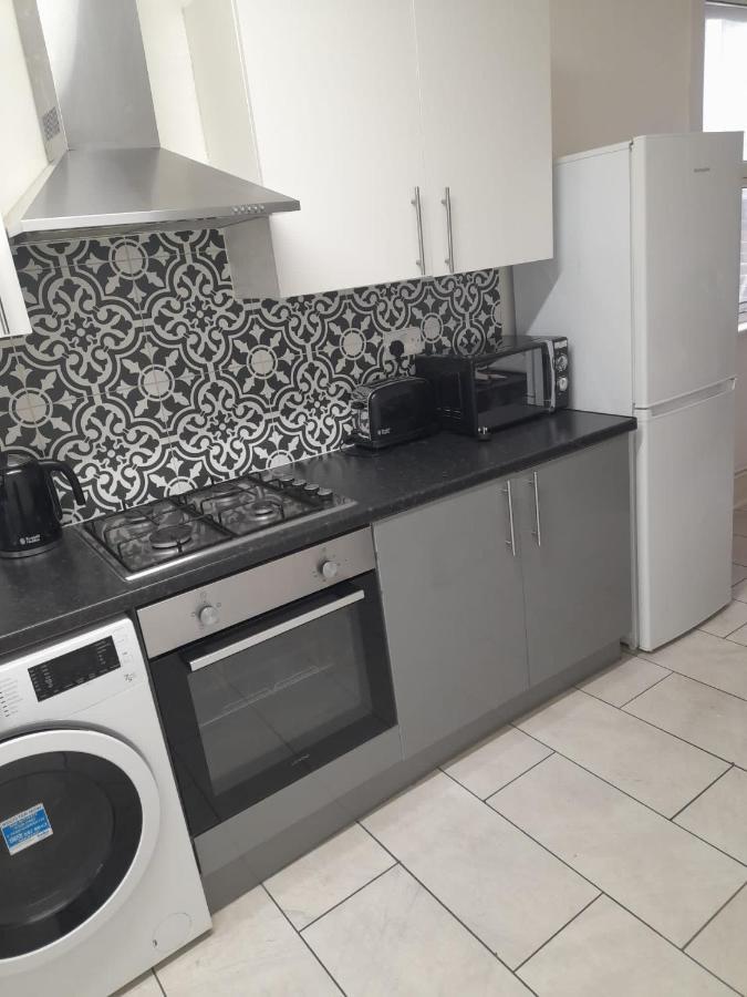 Two Bedroom Close To Central Apartment London