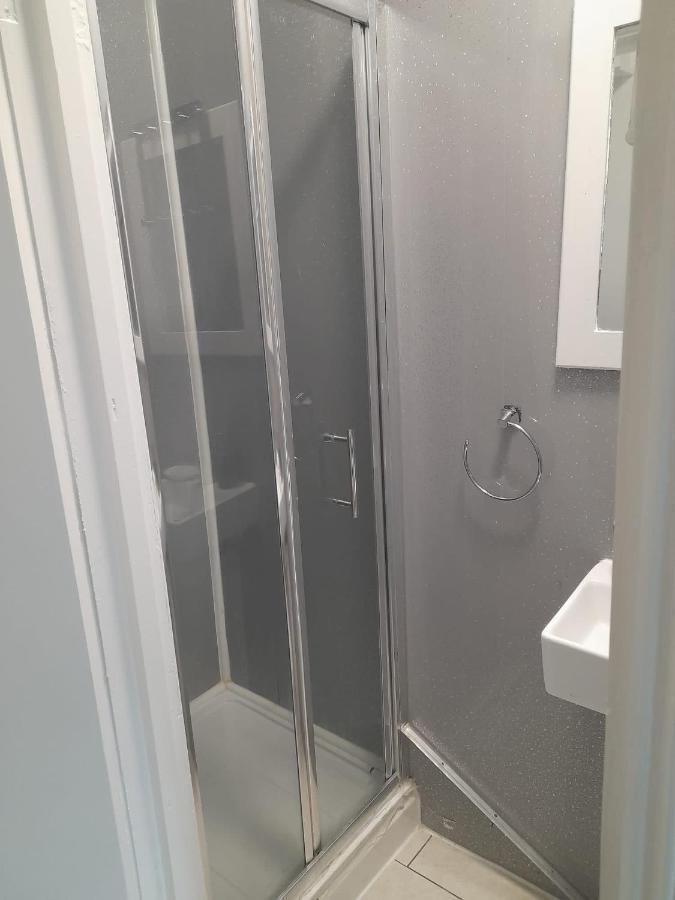 Two Bedroom Close To Central Apartment *