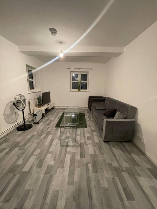 Lovely Spacious Entire 1 Bedroom - New Management * London