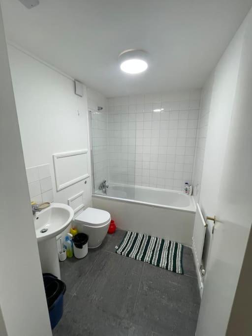 Lovely Spacious Entire 1 Bedroom - New Management * London
