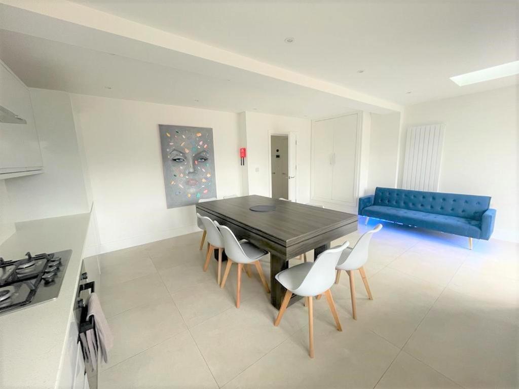 Villa Brand New Build - 4 Bed Stunner! London