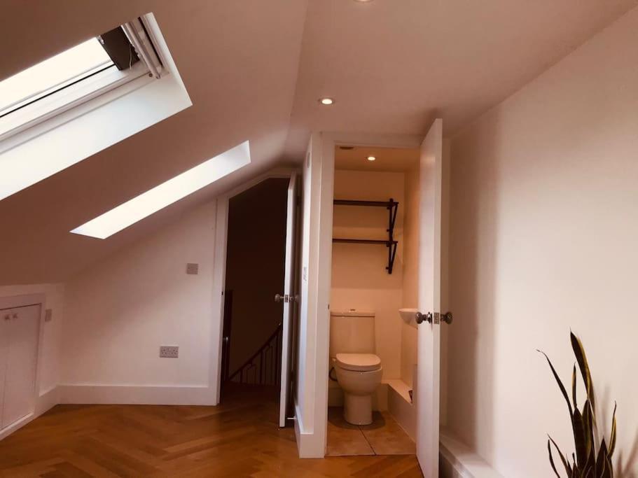 Stylish New Listing! Free Parking, Trendy Location Appartement *