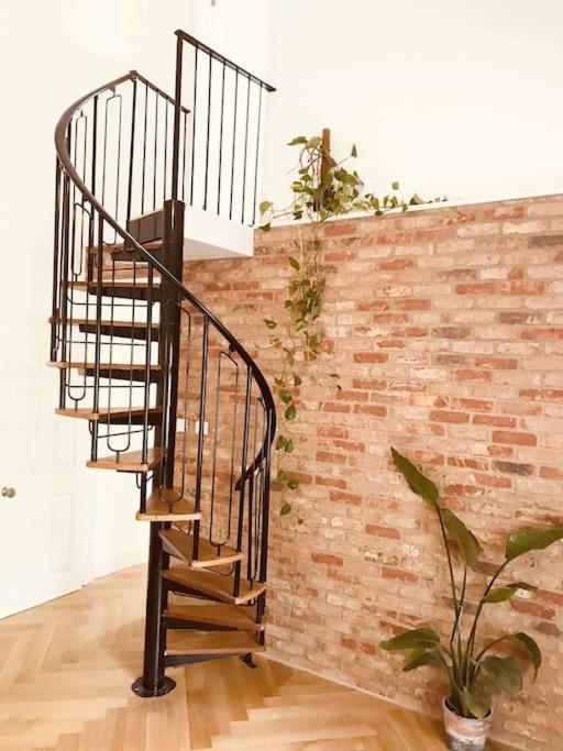 Stylish New Listing! Free Parking, Trendy Location * Londen