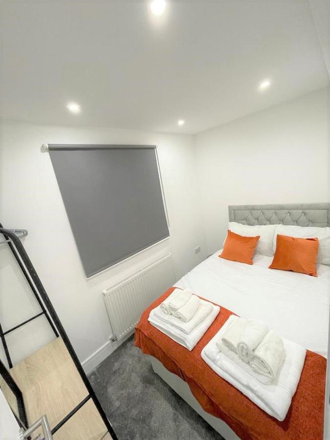 Villa Brand New Build - 4 Bed Stunner! London