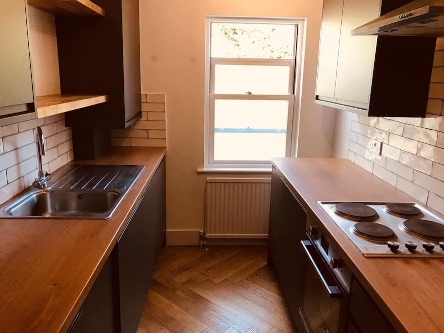 Stylish New Listing! Free Parking, Trendy Location * Londen