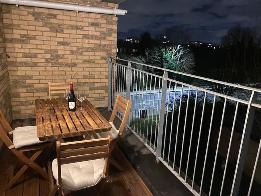 Stunning Double Bed Flat With Private Balcony & Free Parking Appartement Londen