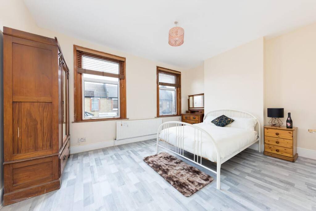 Cozy 4 Bedroom In Hackney, London