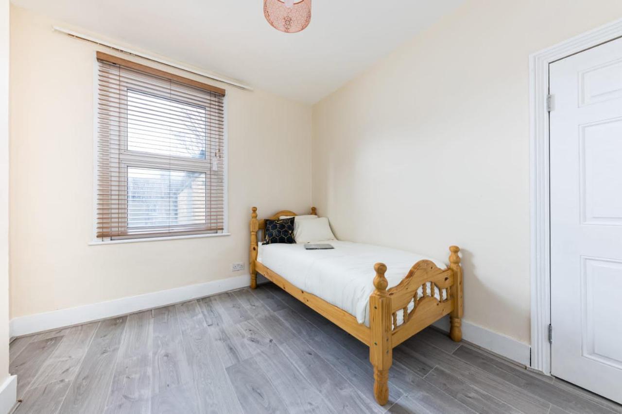 Cozy 4 Bedroom In Hackney, London