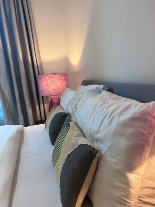 Lovely 2 Bed In Royal Wharf Apartment *