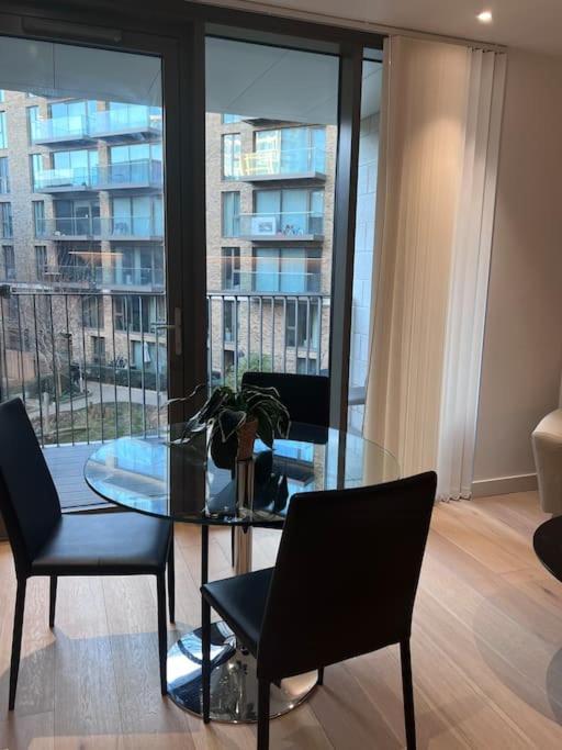 Lovely 2 Bed In Royal Wharf Apartment