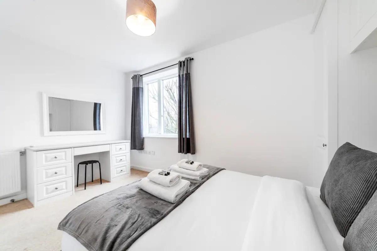 Stunning Double Bed Flat With Private Balcony & Free Parking * Londen