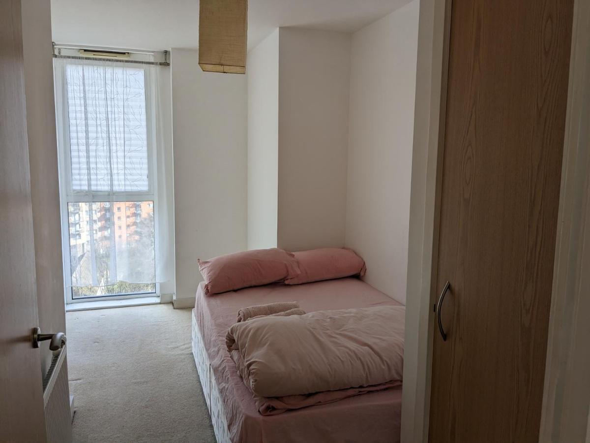 2 Bed 2 Baths Apt In Stratford Lägenhet