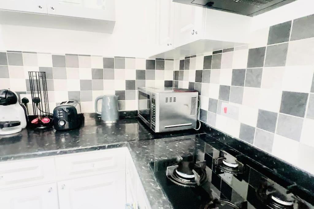 Amazing Location - Of London- 2 Bedroom Stunning Canal View House With Private Garden,parking & Balcony * London