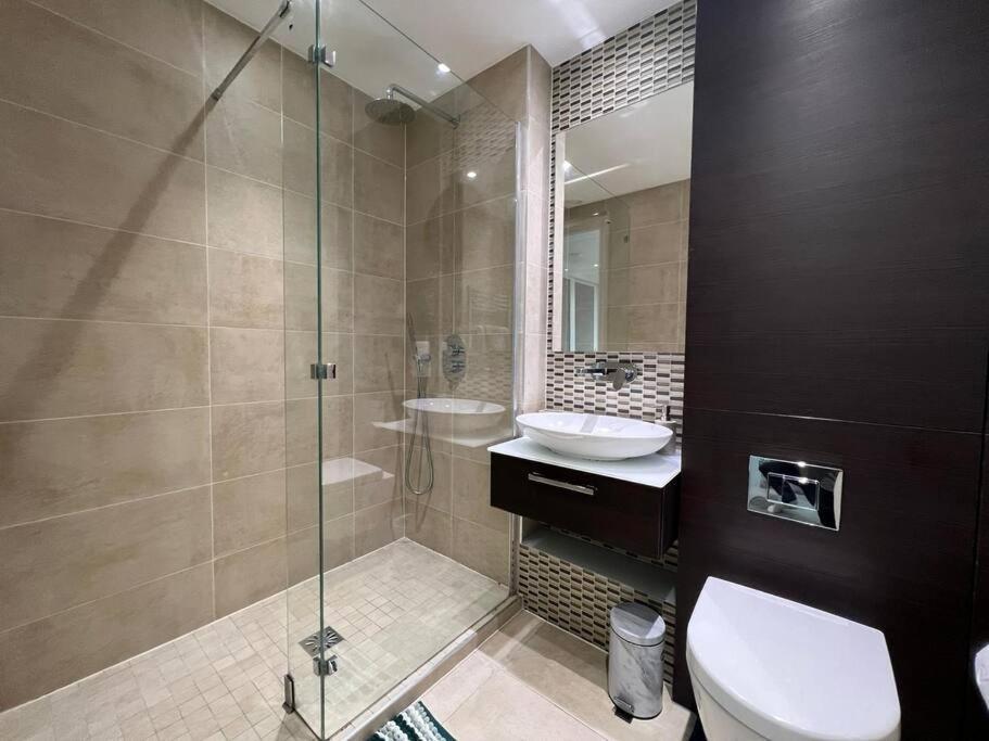 Modern & Secure 3br 2ba In The Heart Of Crossharbour Lejlighed *