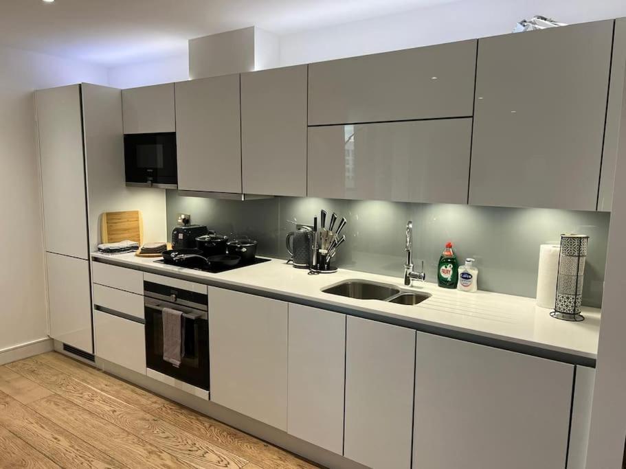 Modern & Secure 3br 2ba In The Heart Of Crossharbour Lejlighed London