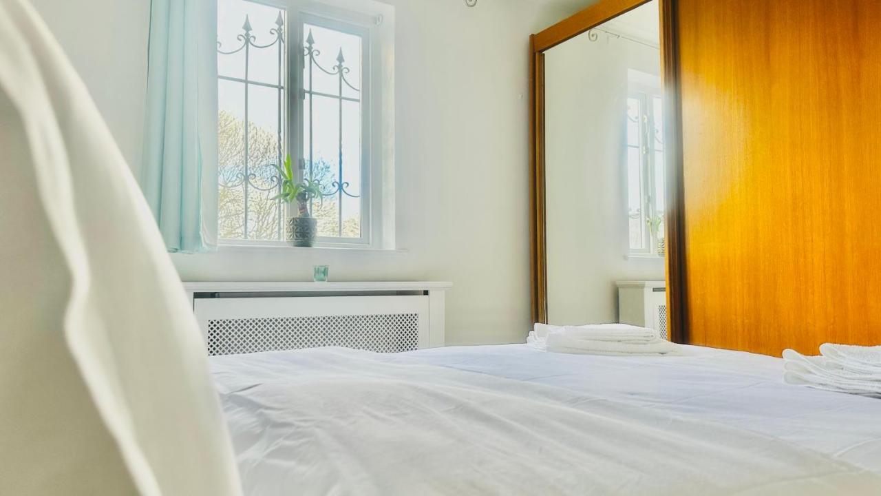 Amazing Location - Of London- 2 Bedroom Stunning Canal View House With Private Garden,parking & Balcony Apartment