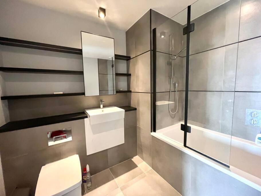 Leilighet Stunning With And River Views London