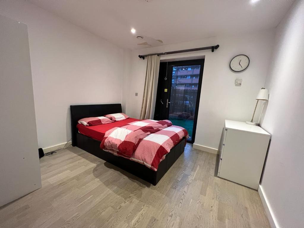 Cape House London: Spacious 4-bedroom Retreat With Garden Holiday home London