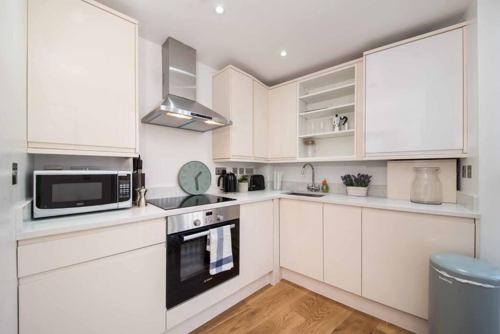 7 Borough - Spacious 2-bed, 2-bath In Prime Location Appartamento *
