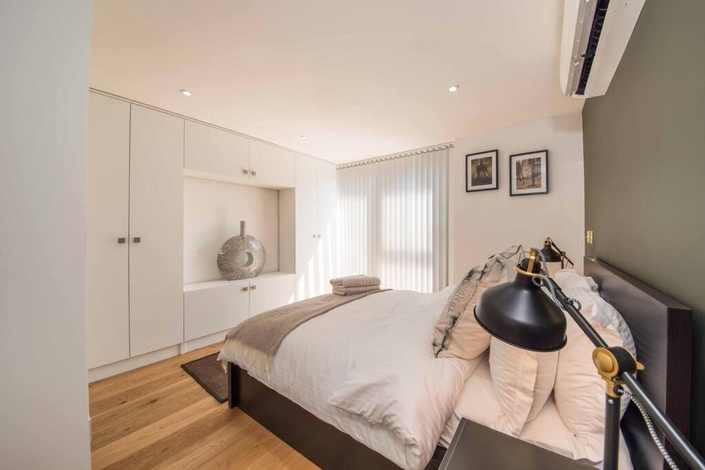 Appartamento 7 Borough - Spacious 2-bed, 2-bath In Prime Location