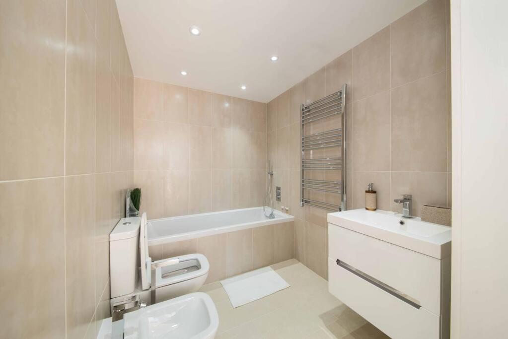 7 Borough - Spacious 2-bed, 2-bath In Prime Location Appartamento *