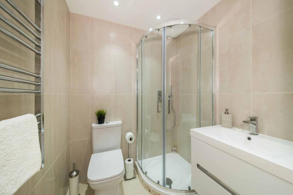 Appartamento 7 Borough - Spacious 2-bed, 2-bath In Prime Location *