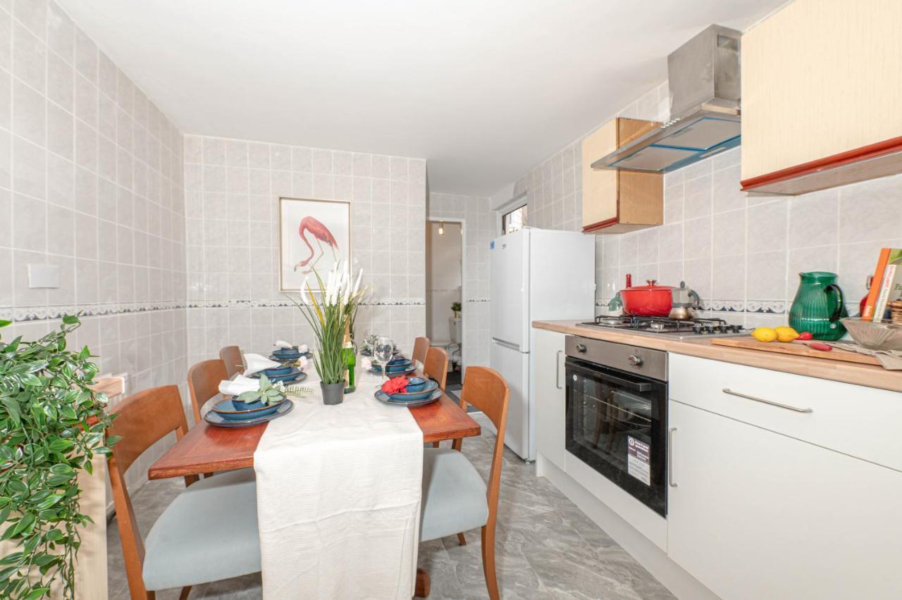 Semesterbostad Xtra Large 4 Bedroom House, Near Excel, And 5 Walk To Train Station *