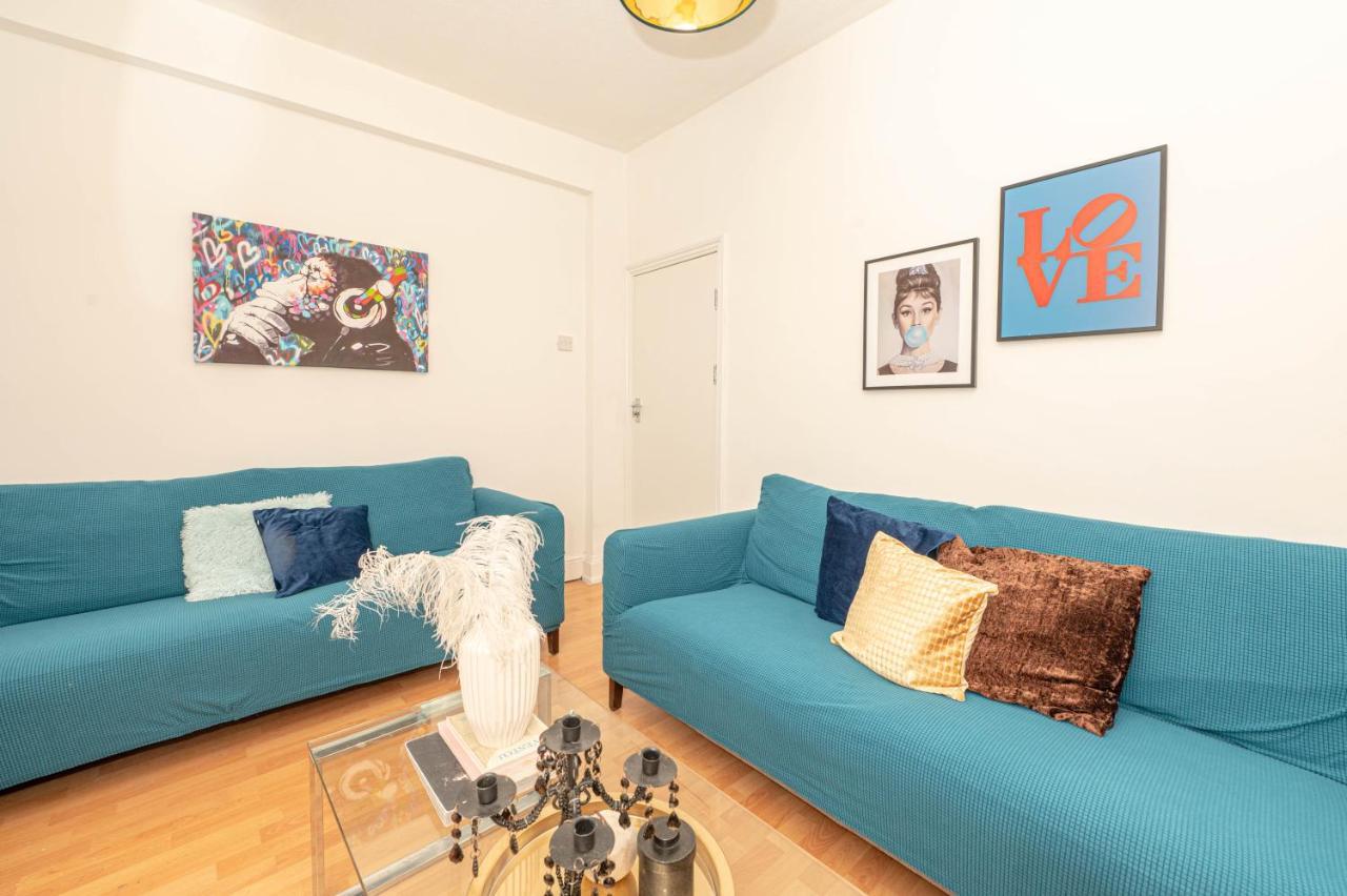 Semesterbostad Xtra Large 4 Bedroom House, Near Excel, And 5 Walk To Train Station London