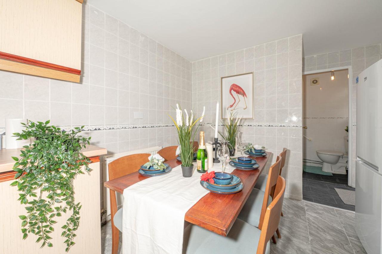 Semesterbostad Xtra Large 4 Bedroom House, Near Excel, And 5 Walk To Train Station