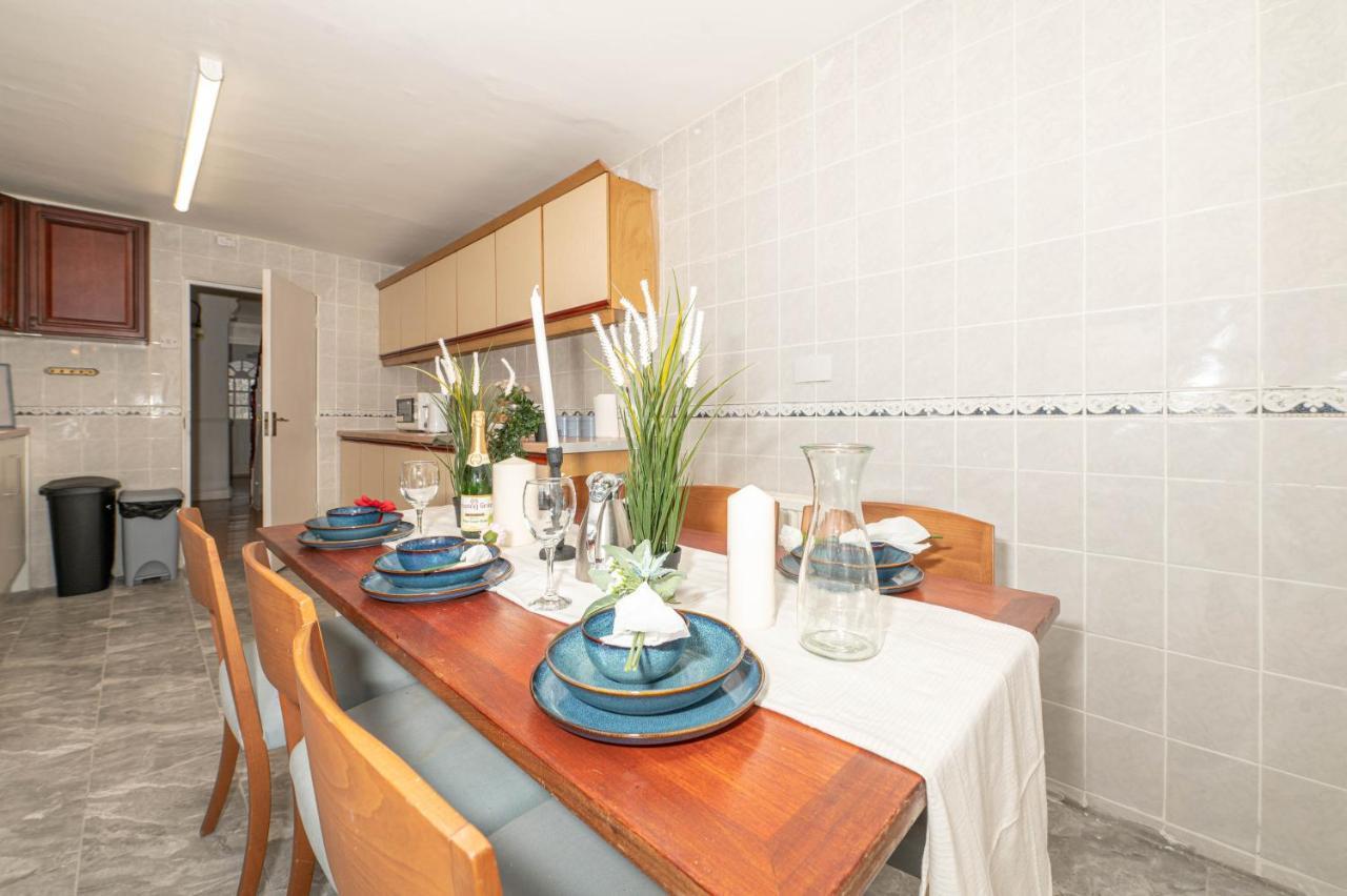 Semesterbostad Xtra Large 4 Bedroom House, Near Excel, And 5 Walk To Train Station