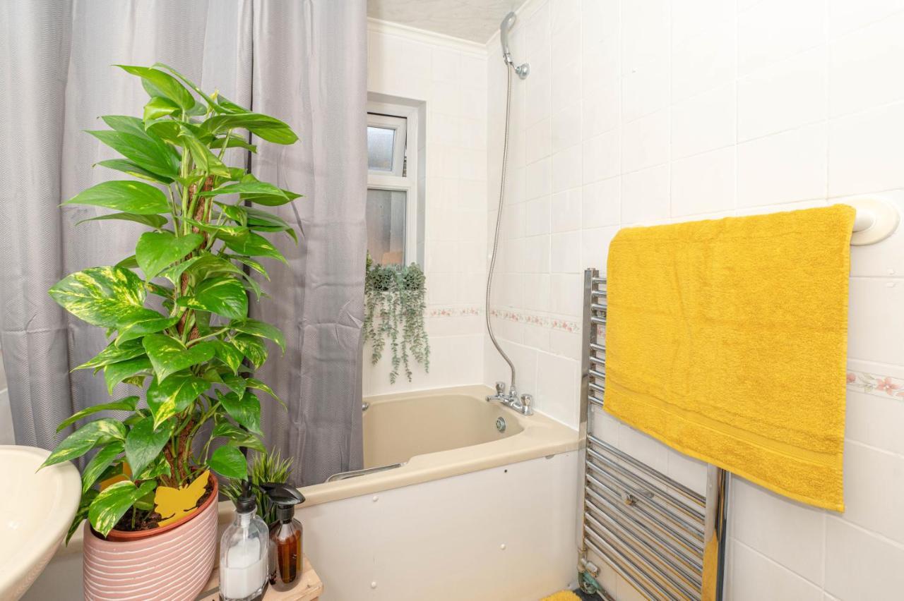 Semesterbostad Xtra Large 4 Bedroom House, Near Excel, And 5 Walk To Train Station