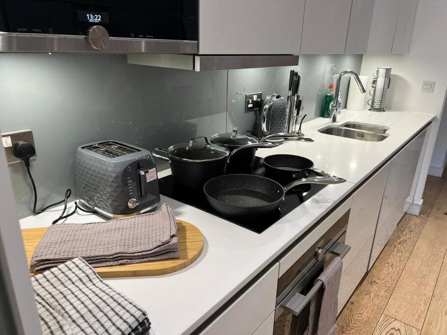 Modern & Secure 3br 2ba In The Heart Of Crossharbour Lejlighed *