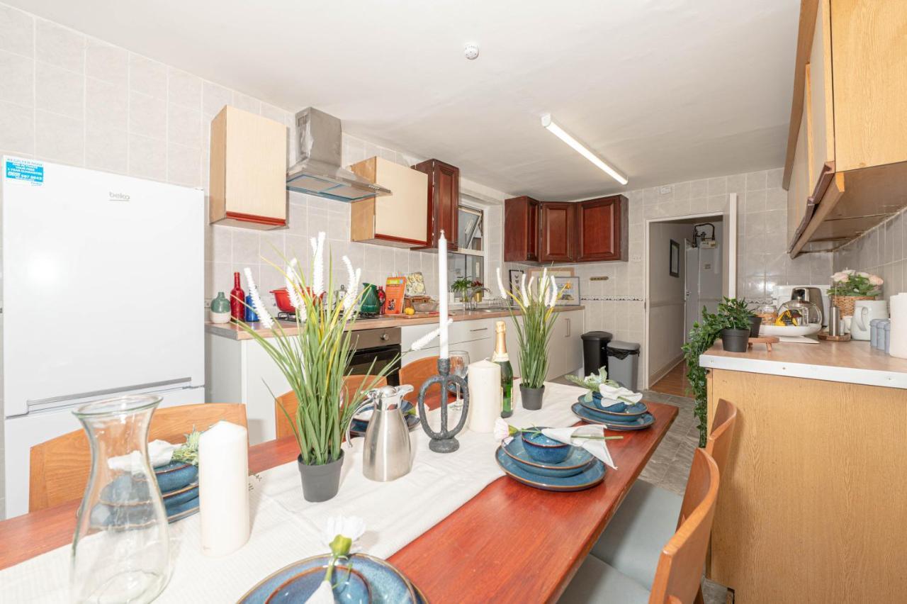 Xtra Large 4 Bedroom House, Near Excel, And 5 Walk To Train Station Semesterbostad *