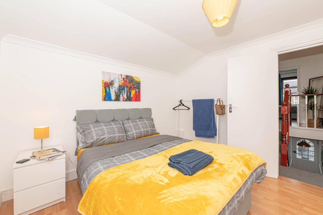 Xtra Large 4 Bedroom House, Near Excel, And 5 Walk To Train Station Semesterbostad *