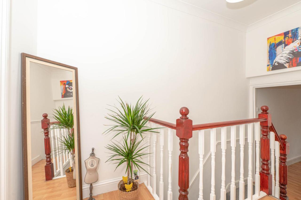 Xtra Large 4 Bedroom House, Near Excel, And 5 Walk To Train Station Semesterbostad
