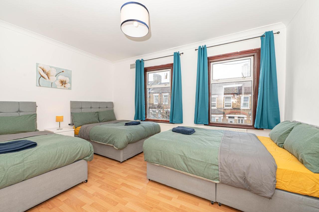 Semesterbostad Xtra Large 4 Bedroom House, Near Excel, And 5 Walk To Train Station London