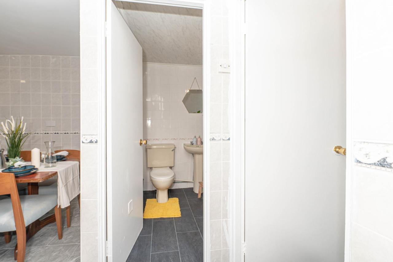Xtra Large 4 Bedroom House, Near Excel, And 5 Walk To Train Station Semesterbostad London