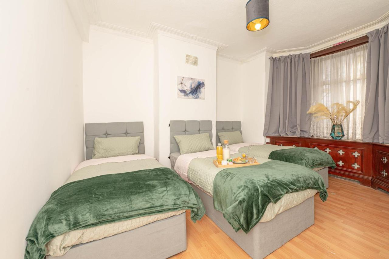 Semesterbostad Xtra Large 4 Bedroom House, Near Excel, And 5 Walk To Train Station