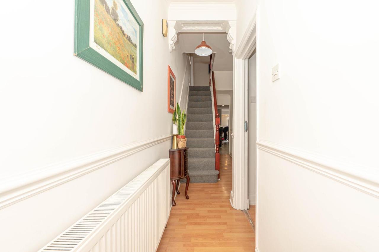 Xtra Large 4 Bedroom House, Near Excel, And 5 Walk To Train Station London