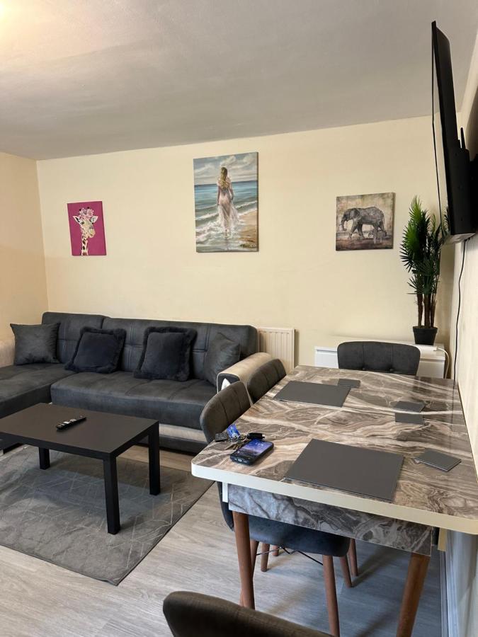 Lägenhet Amazing And Lovely 2- Bedroom First Floor Flat *