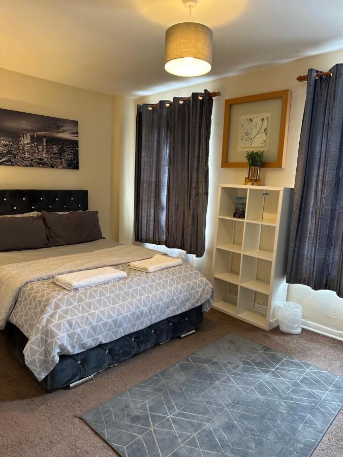 Amazing And Lovely 2- Bedroom First Floor Flat Lägenhet London