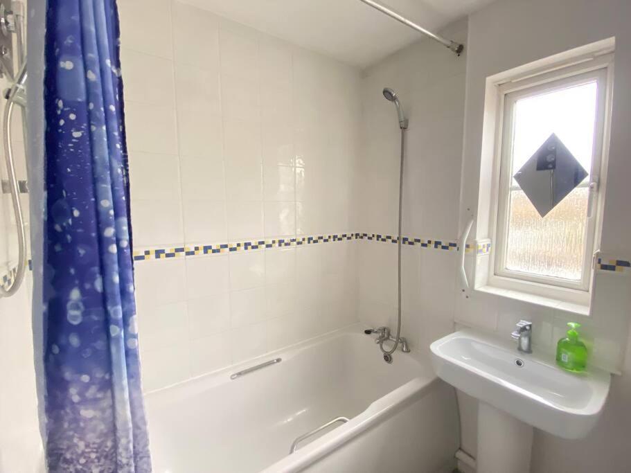 Beautiful 3 Bedroom House With The Transport Links To London, The Excel Centre, Canary Wharf, The O2! With A Driveway And Private Garden! Lejlighed London