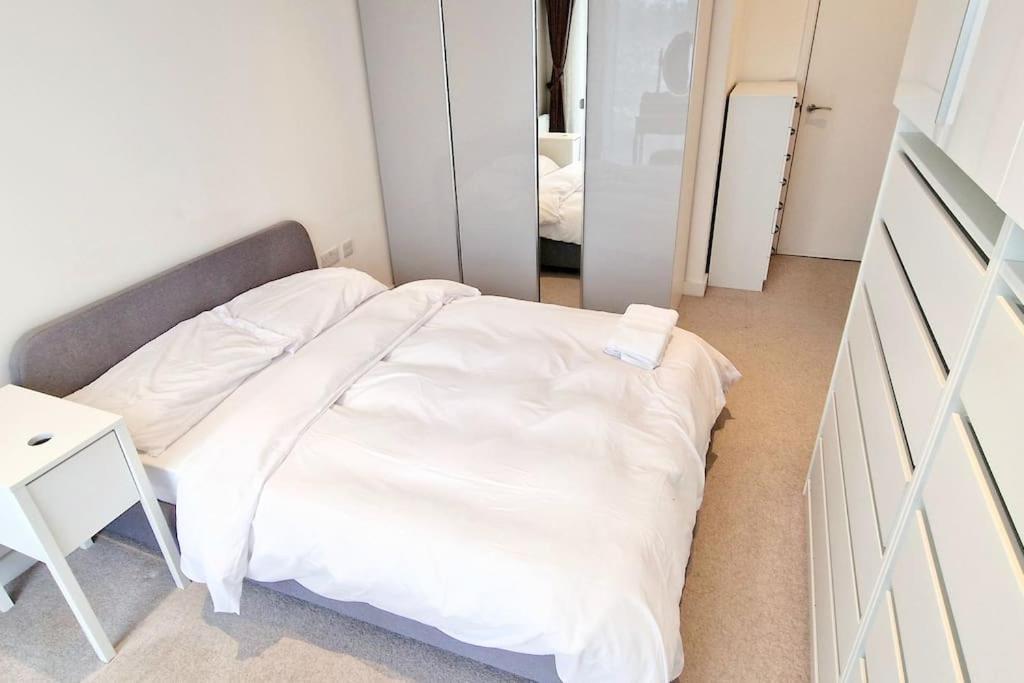 - Stunning Riverside * London