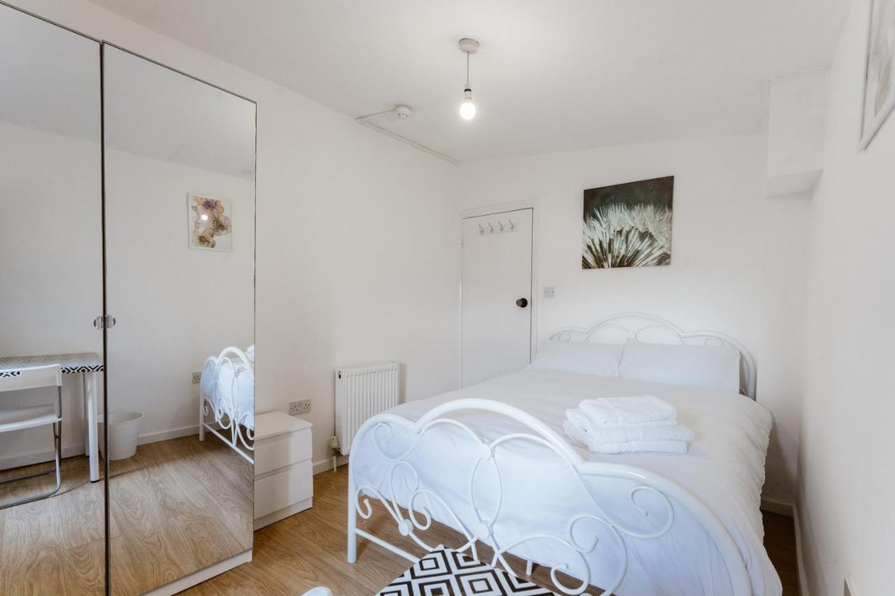 Mile End Double 27 Guest house London