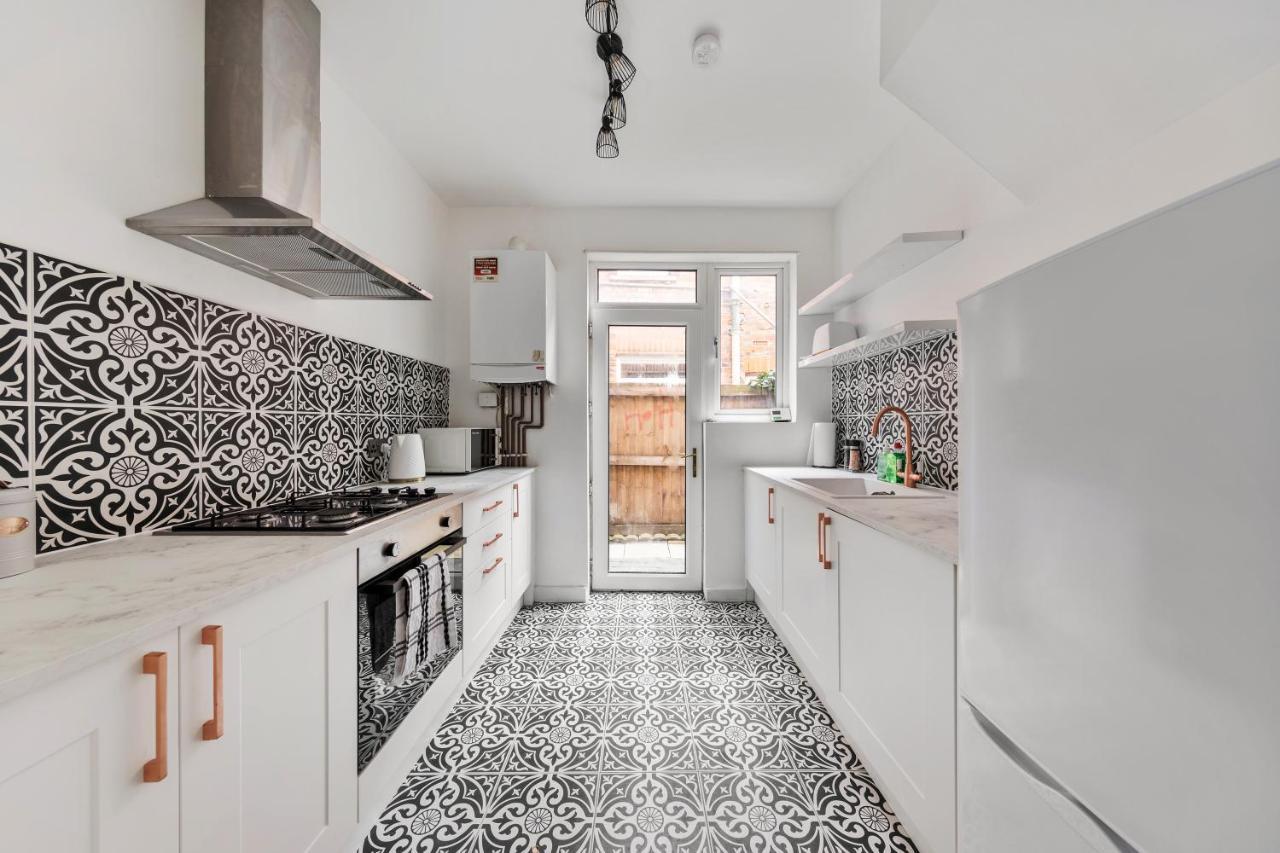 Beautifully Modern 2-bed W/garden Appartement Londen