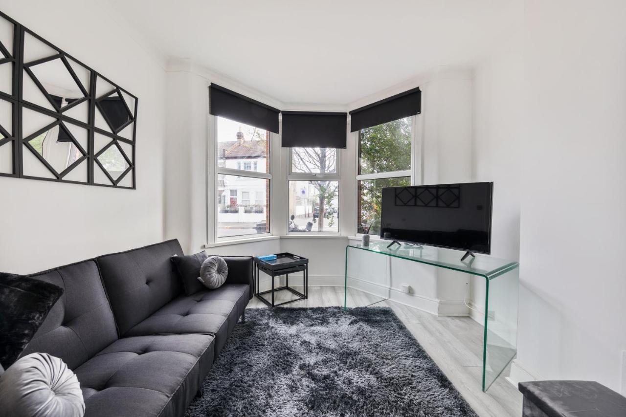 Beautifully Modern 2-bed W/garden Londen