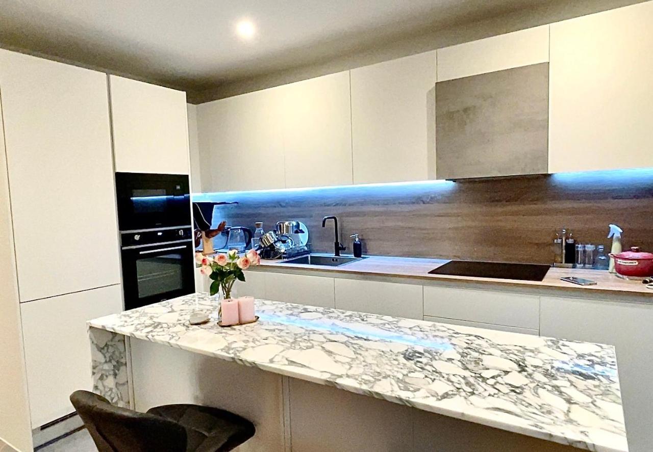 Stunning With And River Views Leilighet *