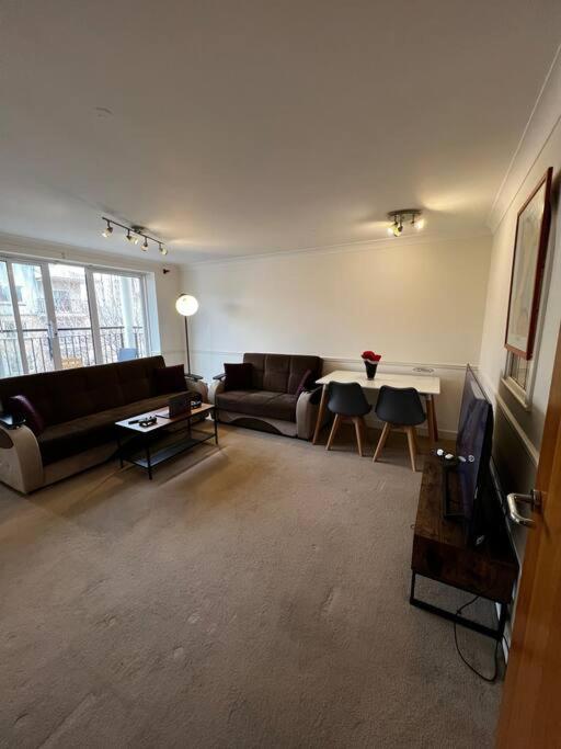 Stylish One Bedroom Flat Furnished *